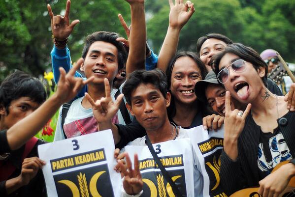 Jangan pernah gentar dengan segala caci. Balas dg cinta &amp; bakti, karena cinta selalu kalahkan benci. #AYTKTM