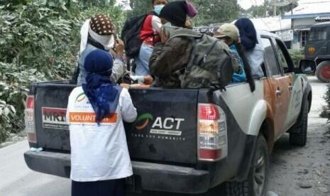 ACTforHumanity's tweet photo. Ratusan Pengungsi Sinabung Mengungsi Ke Langkat. (okezone) #Food4Sinabung http://t.co/UaIZb7P9Tb
