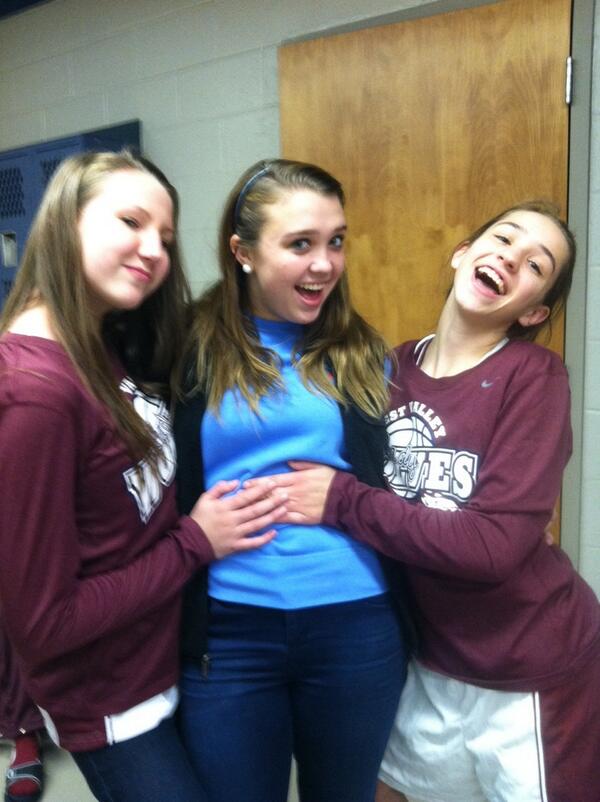 JuliaBryantCSPC's tweet photo. #handonthestomach  @Madisonm05 @Annakaballer4_ http://t.co/J7biQ7bHpb