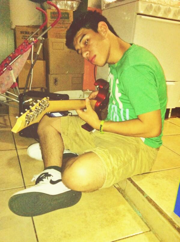 smiley_nessax3's tweet photo. #MCM 😁 my favorite guitarist 🎸 http://t.co/Wx4GWds0Fy