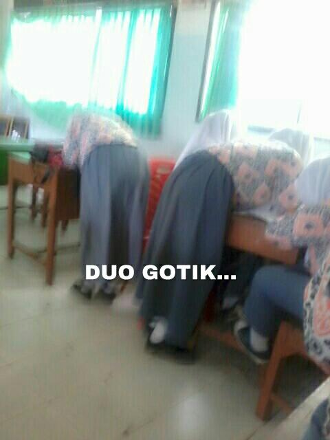 hopegalaxys's tweet photo. Duo gotik... @SEBATValas :D Uong pado dengeri ceramah, duo ikok ini nge gotik *colek @DPDyta @NandaMutiaraSa1 http://t.co/p0tSkp4n9R