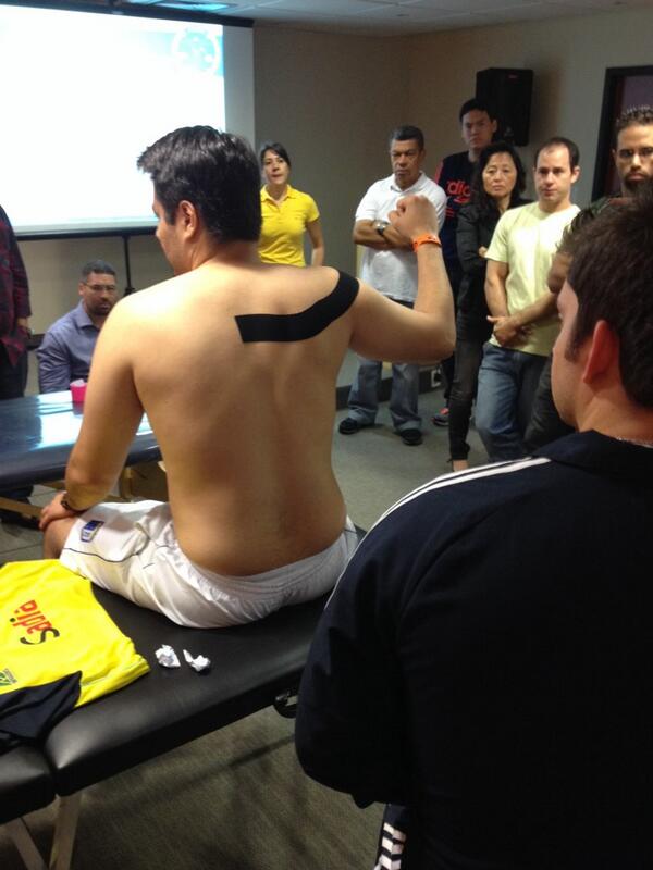sonafeoficial's tweet photo. Aplicação de bandagem em instabilidade gleno-umeral. http://t.co/NKSHitJGSX