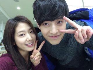 Actress #ParkShinHye tweeted a cute Selca of her &amp; #KangHaneul . Both look adorably cute. 
➡️x.com/ssinz/status/4…