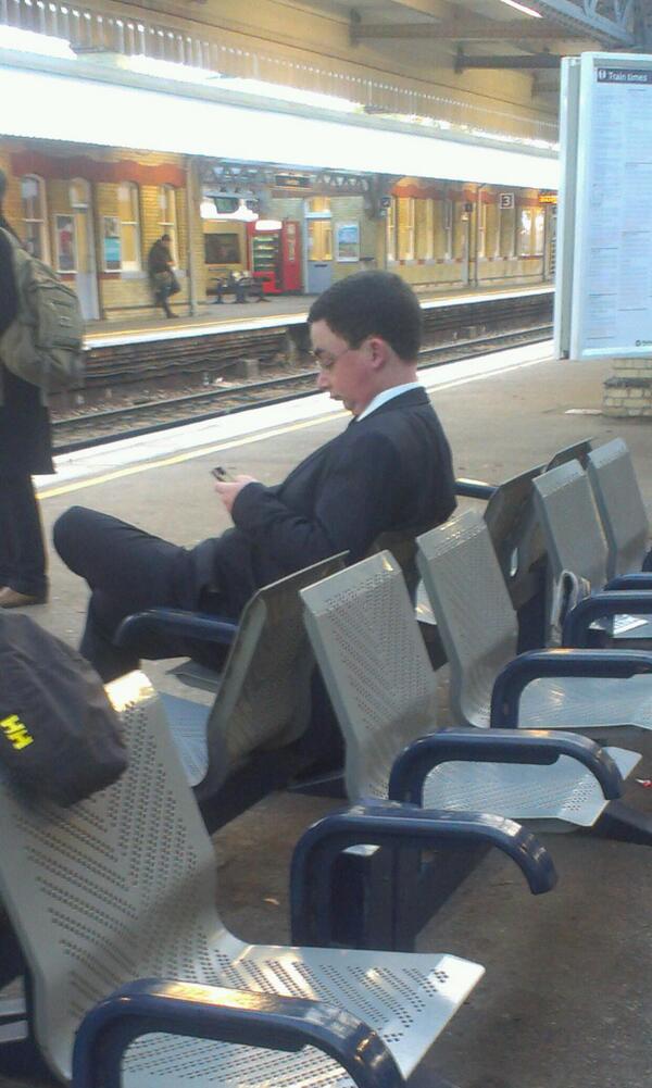 Kent_999s's tweet photo. RT FAVERSHAM @audreybanks3: Mr. Bean waiting for a train at Faversham station http://t.co/WD58dsnqC7