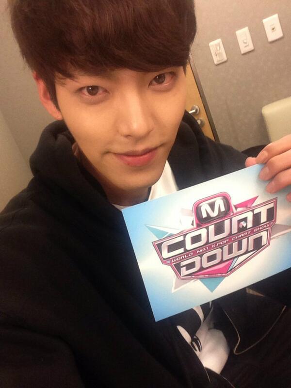 #KimWooBin good luck 🙏🙏RT <a href="/MnetMcountdown/">M COUNTDOWN</a>: MC 우빈이 출근과 동시에 찰칵!
잠시 후 6시  M COUNTDOWN 에서 만나요~~~
