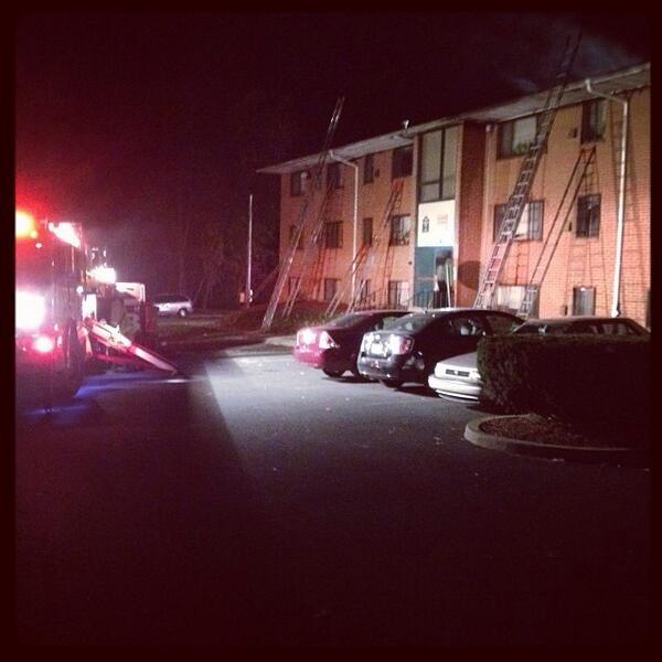 kdawg17059's tweet image. Apartment fire with jumpers from 3rd floor, 2 alarms, Progress working, Mike L with the pic #progressfire #truckops