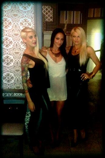 illona_8's tweet photo. @SWEAT1000 new healthy menu launch with my blond bouncers lol @DreamTeam_Girls @Nadz_Lee @MichellevZl http://t.co/V4KDWD0WOS