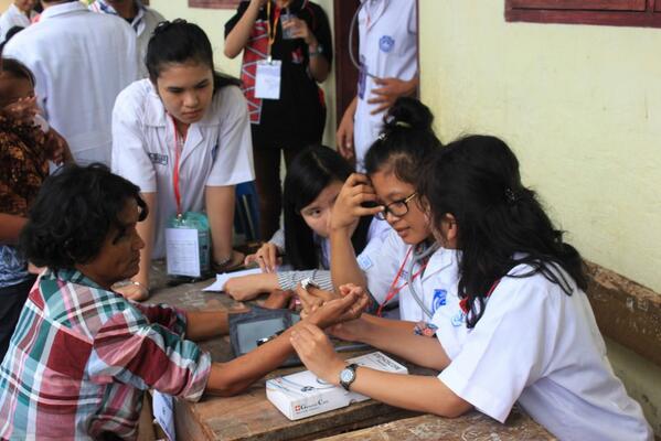 MeriDamanik's tweet photo. Baksos Imasi http://t.co/9CdnoAkz0u