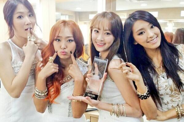 sistarsistar's tweet photo. [효린] 멜론뮤직어워드에서 상 받았어요. ^^ 감사합니다! 앞으로 씨스타의 새로운 모습 기대 해주세요. http://t.co/nb3MO9nI2a