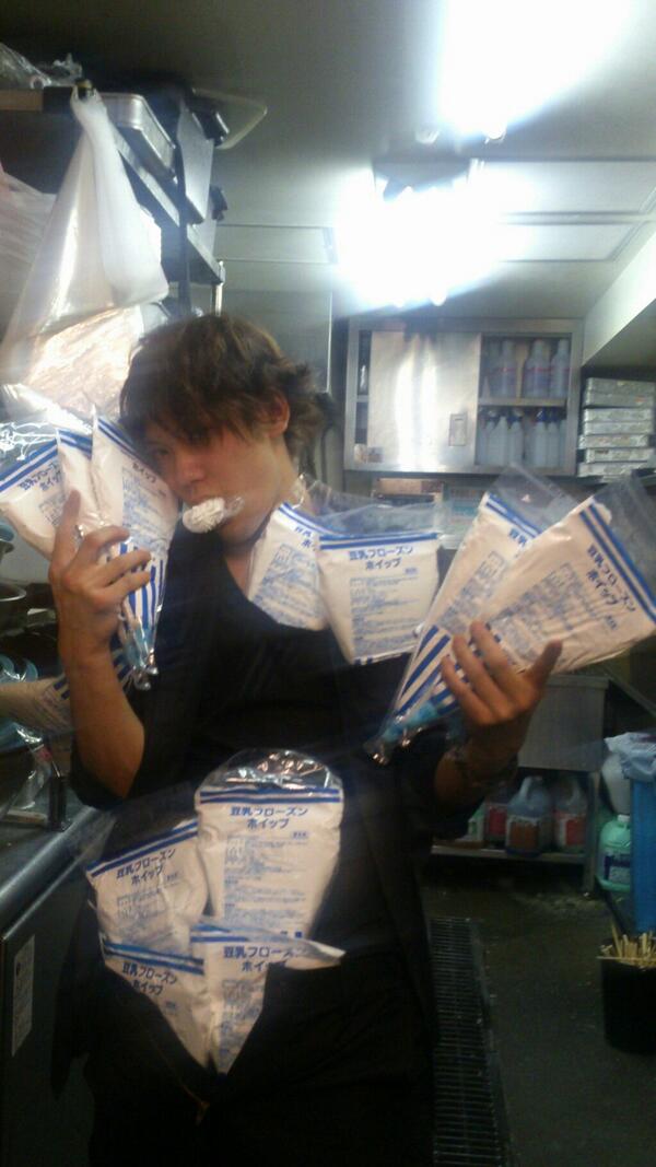 bakattazukan's tweet photo. うわ～こいつ股間に食品詰めてるよ…(-.-) このお店で食事する気なくなるよね（怒） 早く捕まって、損害賠償請求されますように！ https://t.co/TbPpvVTzIp