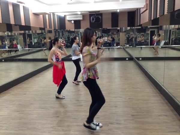 BEXXAWORLD's tweet photo. Bexxa sedang latihan dance hari ke 2 http://t.co/ES9M2O7K8R