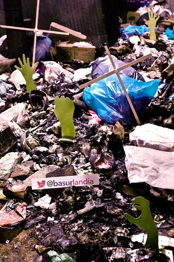 basurlandia's tweet photo. Surge vida entre la basura de Madrid (c/ La puebla esq. c/ Barco)  #huelga #limpieza #Botella @barrenderosmad http://t.co/9Px52RgH5X