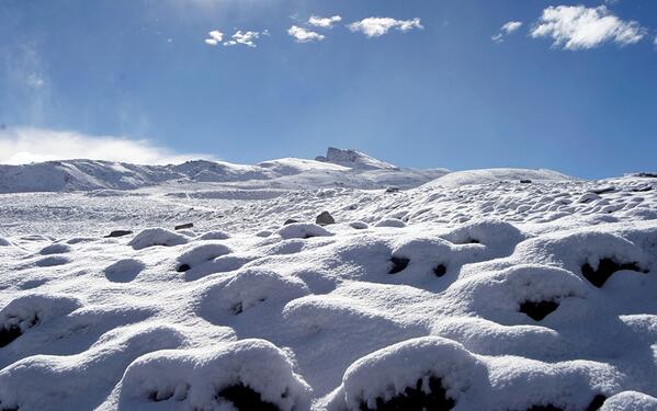 websierranevada's tweet photo. #SierraNevada se viste de blanco. La bajada d temperatura permite activar los cañones GALERÍA http://t.co/KBZXtYFs1a http://t.co/ftwVyiidw6