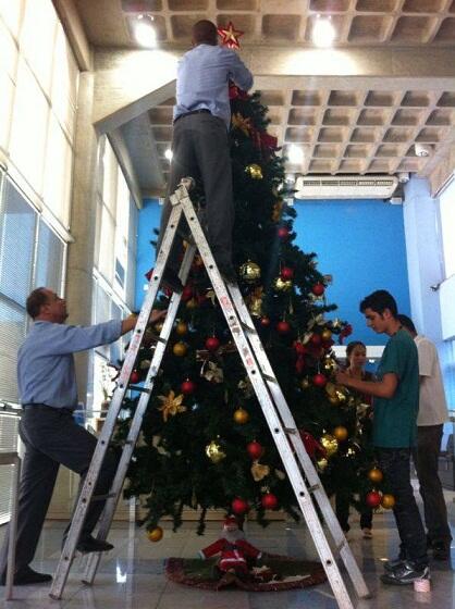 PaschoalottoSF's tweet photo. O Natal chegou mais cedo na Paschoalotto! Jovens aprendizes e  Infraestrutura dando mais vida e cor à nossa árvore. http://t.co/7UMfNqEUlF