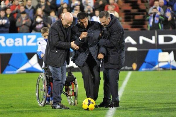 M0tivacionesF's tweet photo. BRUTAL homenaje al 'Negro' Cáceres en la Romareda. Precioso. http://t.co/HhMJ3AcYra