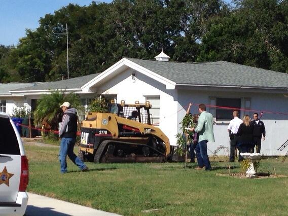 WFLA's tweet image. RT @WFLALauren: Backhoe just arrived at scene to remove boat #DunedinSinkhole