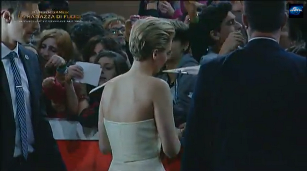 panempropaganda's tweet photo. Jen signing autographs. #CatchingFireRome http://t.co/qAiJnUGun1