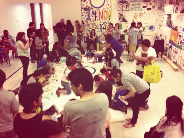 Niños pintando el círculo azul por la #diabetes #wdd