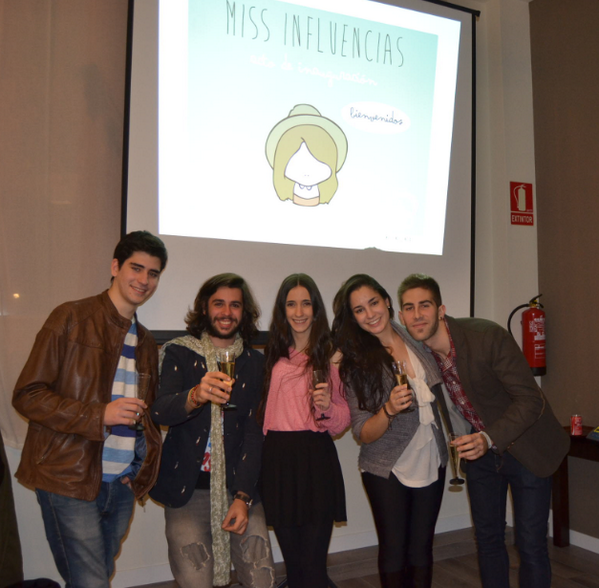 missinfluencias's tweet photo. No os vamos a aburrir mucho más con nuestros jetos. Por lo menos los de carne y hueso. Aquí parte del dreamteam http://t.co/p4QS9HgiIx