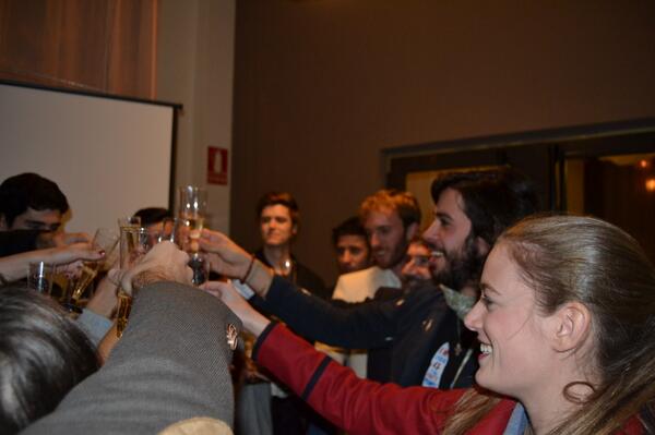 missinfluencias's tweet photo. Y como todo acto importante terminamos con un brindis. http://t.co/9dZO5utIHi