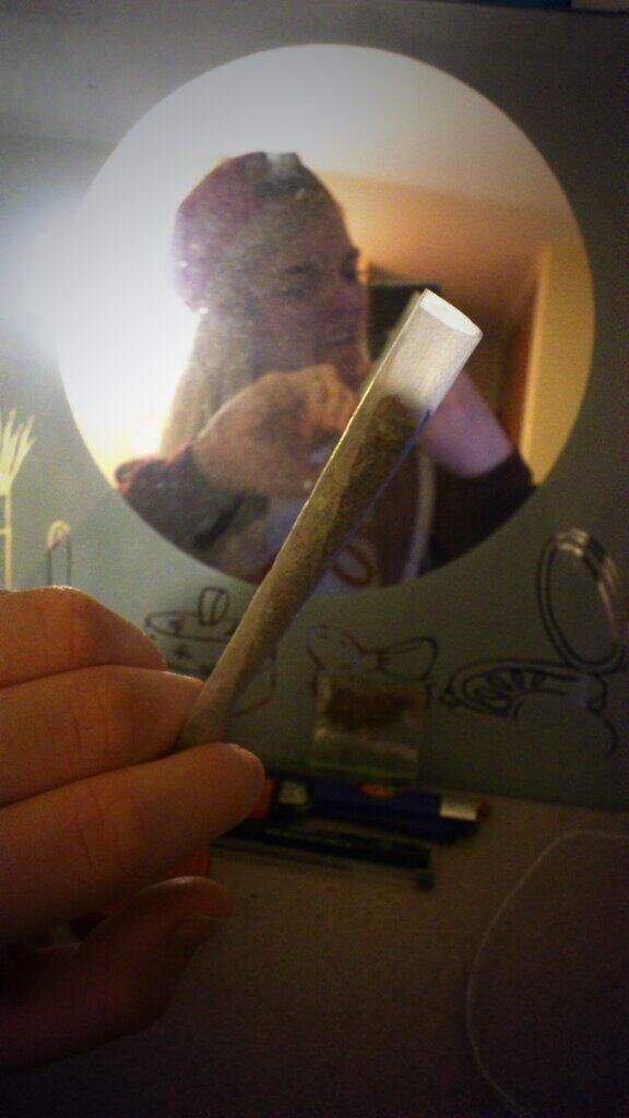 CarlyRaeSummers's tweet photo. If she rolls a perfect #joint wife that bitch #bud #weed #girlswhosmokeweed #highlife #mongface http://t.co/N2Nn4eXoxY