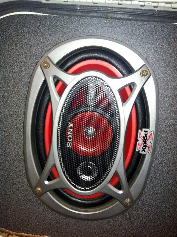 RobloxTrade's tweet image. Haha just got these hooked up. But so worth it! <3
#LMAD #win #bass #music #pumpin #speakers