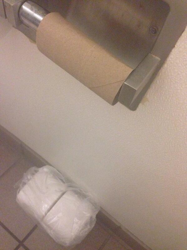 SwellMarielle's tweet image. You literally don't even have to move from the toilet to replace the roll 😒 #roommatesfromhell