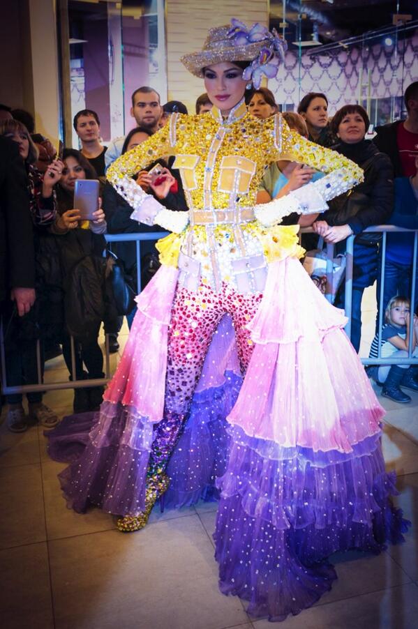 ARTEM_KLYUSHIN's tweet image. Gabriela Isler @missuniverse   national costume parade #MissUniverse2013 #MissUniverse instagram.com/p/gtt9bCAw3O/