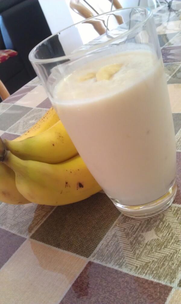lilir123's tweet photo. #banana #smoothie made with almond milk, vanilla yogurt and a hint of peanut butter #yum #summer http://t.co/KjLlQvldyS