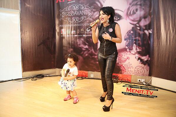 KD_Lovers's tweet photo. @KD_Lovers: Suasana Launching Album #PersembahanRatuCinta kd (14/11) cc : @redaksimenittv http://t.co/4CHbnkbt1g
