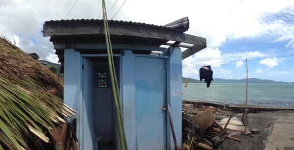 Caloyarcilla's tweet photo. @nababaha: storm surge height > 3m. Weak winds in virac from haiyan. With no warnings, casuAlties for sure http://t.co/01JhadzRCq