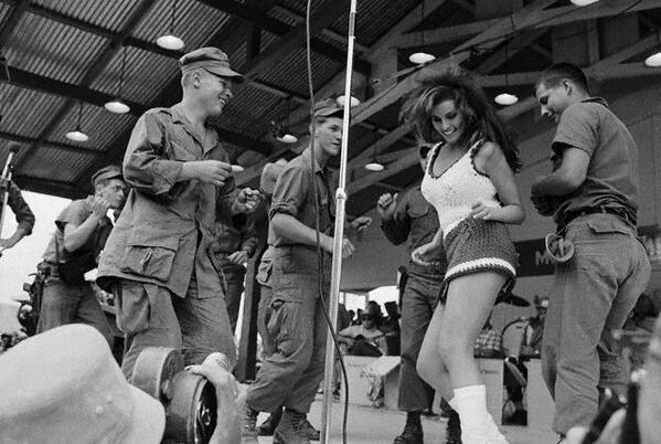 HistoryInPics's tweet photo. Raquel Welch dancing with some soldiers in Vietnam, 1967 http://t.co/i6aLesF4Vn