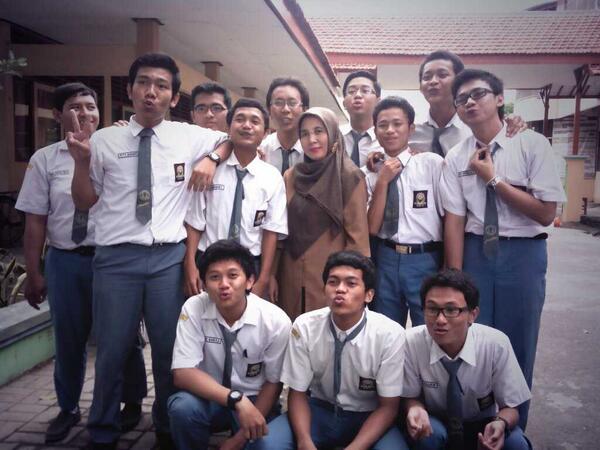 AlmaQuinzen's tweet image. #boys #science2 #songolas #surabaya