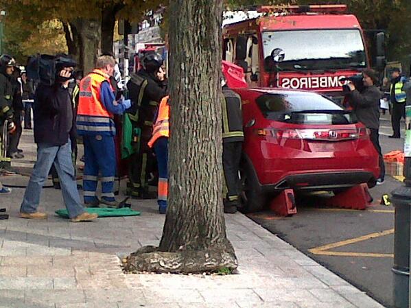 andreamalonso's tweet photo. Simulacro de un accidente en Vigo.  Los bomberos se olvidaron de poner. el freno de mano y casi hay uno real http://t.co/GUnq7YHLhj