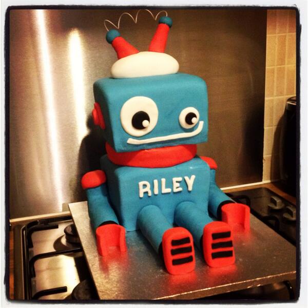 nayme26's tweet image. #robot #robotcake #icing #butercream #fun #birthday #birthdaycake