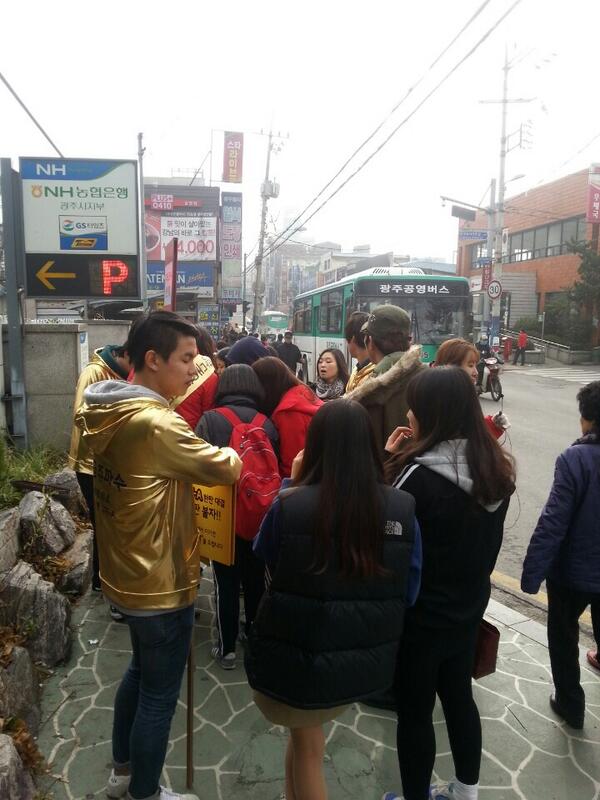 사람들이 북적북적.. 전부 스마트폰 손에 들고 속도로 한판하고 있어요! 이상 #광대역LTE-A의 현장이었습니다~