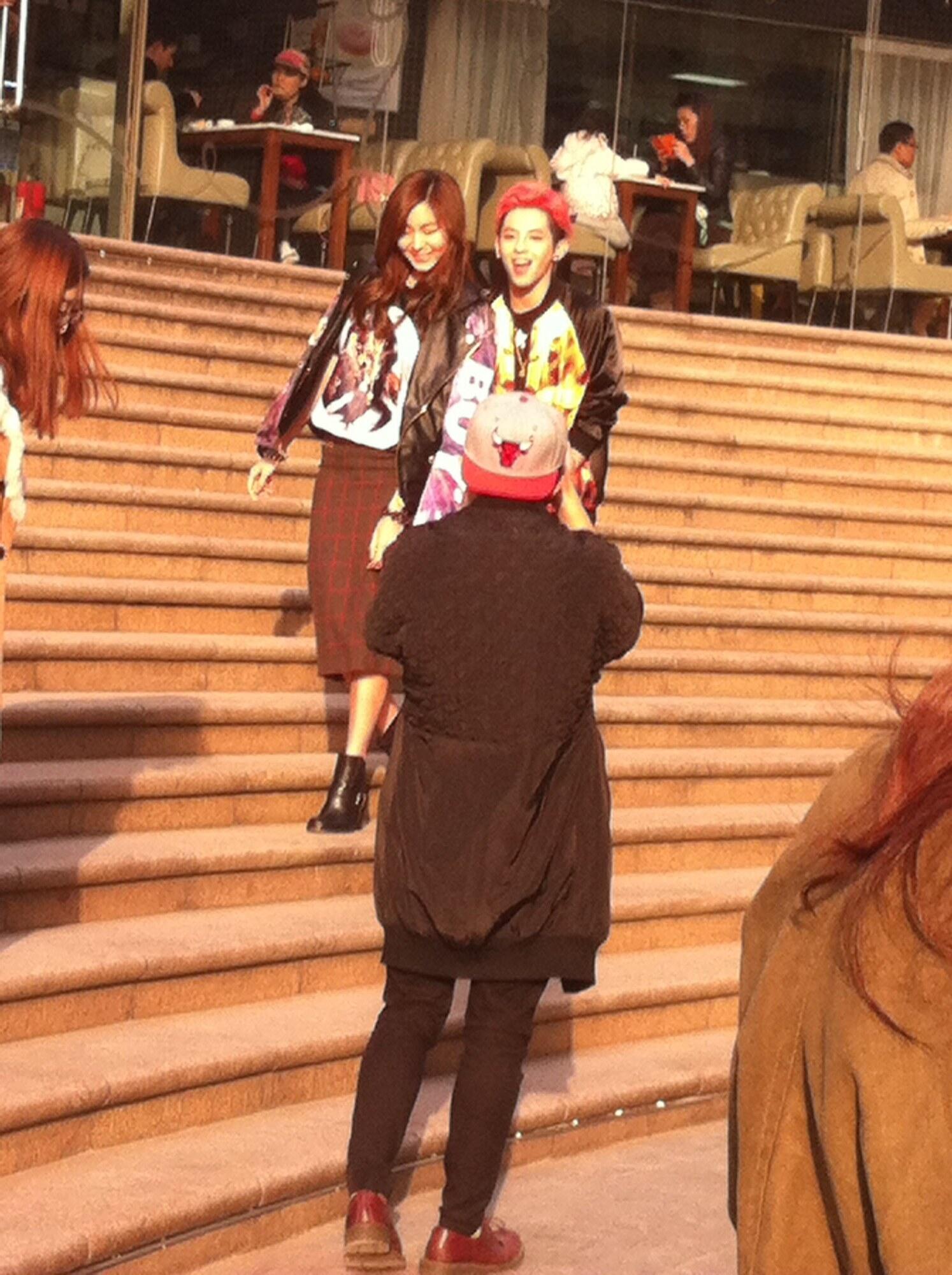 [صور] جايسون ويوي في جلسة التصوير في شارع الأزياء بالصين ! BZGrI1FCMAAlHBd