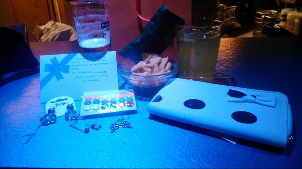 Mapphi's tweet photo. Estrenando regalitos de mi cumple de parte de @roxyo92 y @juanmajaen que ilu! http://t.co/xBtZwkYHOA
