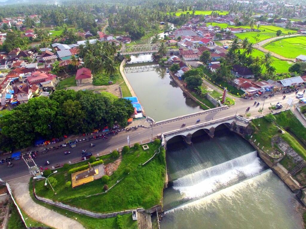 tanya mengapa jembatan indah ini diberi nama yang terdengar demikian memilukan Mengapa Jembatan Indah Ini Bernama Jembatan Ratapan Ibu?