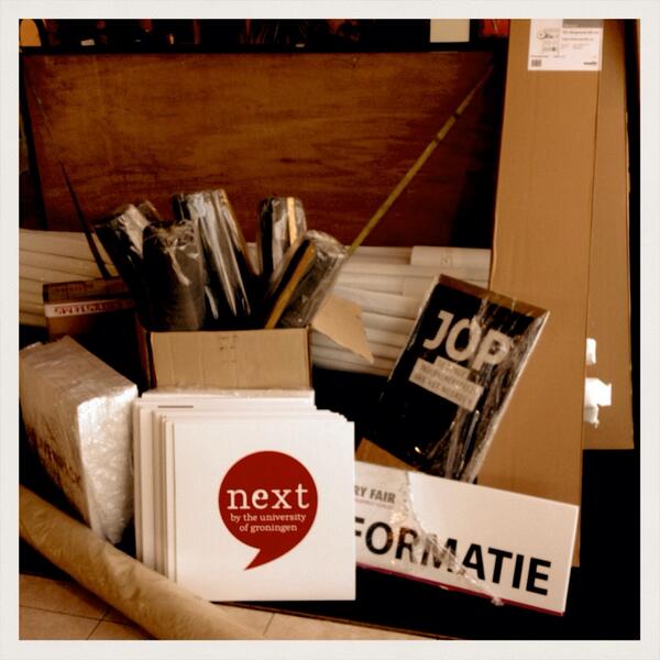 Het wordt hier steeds meer een echte fabriek! #frames #lampjes #rekjes #doeken #bordjes #tapijt :-) Wij zijn blij!