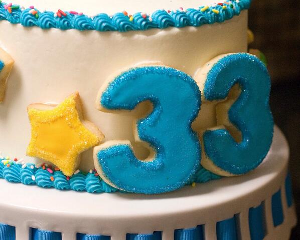 44 года поздравить. Торт с днем рождения!. Торт на день рождения 33 года. Красивые торты на 35 лет. Торт на 33 года мужчине.