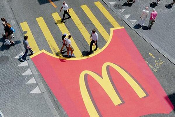 JuanCMejiaLlano's tweet photo. Les comparto un buen ejemplo de street marketing de McDonalds. #CommunityManager #MarketingDigital http://t.co/nyHMThUlBd