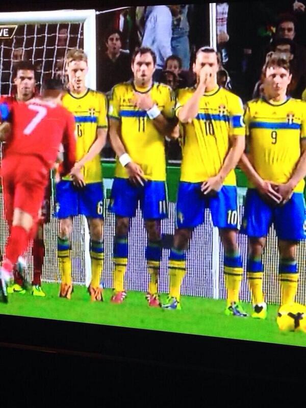  LOLZ! Zlatan Ibrahimovic protects his nose in the wall for a Cristiano Ronaldo free kick