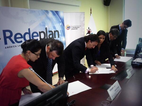 PlanificacionEc's tweet photo. #RedeplanEc
Se realiza firma del acta de Asamblea General de Redeplan, en #Quito. @pabelml http://t.co/8ZkqdFqPJE