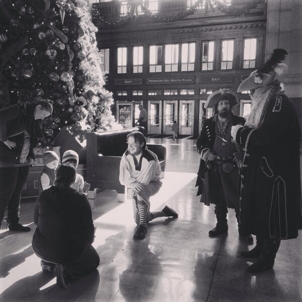 On the way to lunch at Pierponts, pirates &amp; Christmas trees <a href="/UnionStationKC/">Union Station KC</a> pic.x.com/mIxI1N6vWI