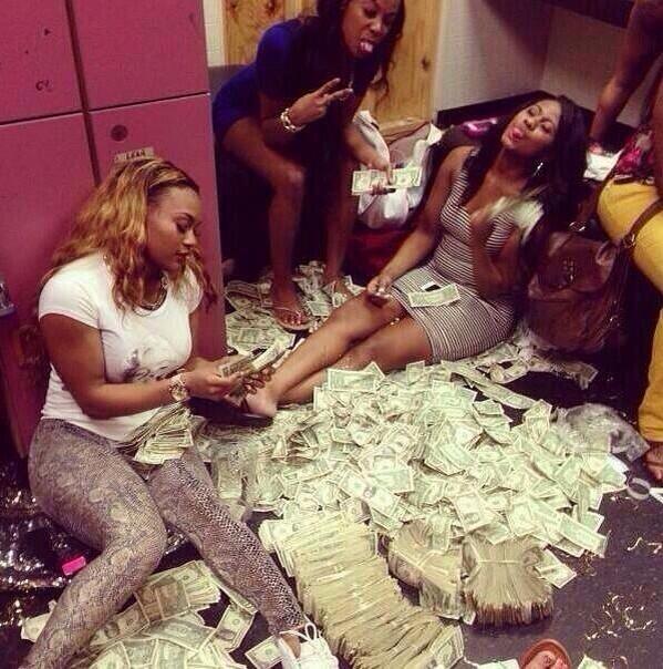 LooChiri's tweet photo. “@RealestKevinXO: Reasons to be a stripper : 😂 http://t.co/cJpKyBxmRZ”