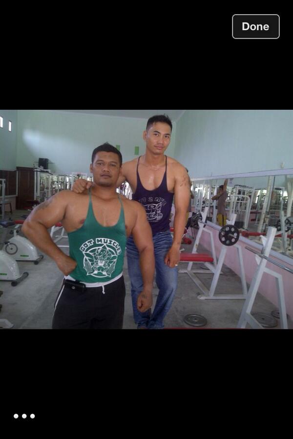 2999Dody's tweet photo. Puting gadun rasanya mau di jilat &amp;gigit bodyguard kontol gede http://t.co/kddkyrRZwW