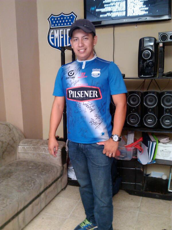 leonardrui's tweet photo. Con. Mi camisa autografiada vamos bombillo hacer campeones Emelec 11 para que sufras saco de sal http://t.co/phtNvUq3GZ