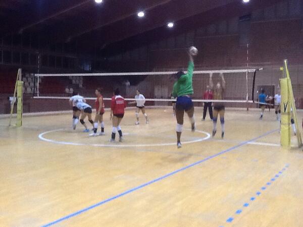 UnioneVolley's tweet photo. La serie D che si allena.... http://t.co/rVKFpDkHJx