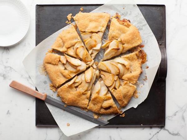 FoodNetwork's tweet photo. Rethink the traditional apple pie with these ideas: http://t.co/NgdThQo5tU. #ThanksgivingFeast http://t.co/8MHRVanTv0